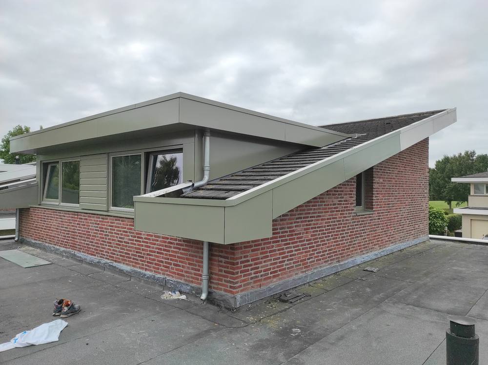 Dakkapel en boeidelen buiten geschilderd in nieuwe kleur