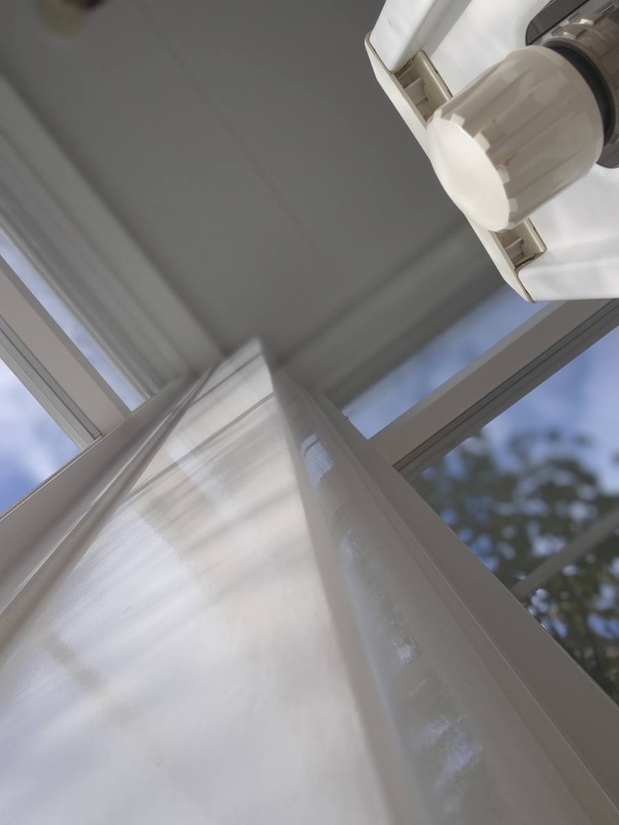 Strakke zwarte plint tegen witte wand, scherp afgewerkte lijnen