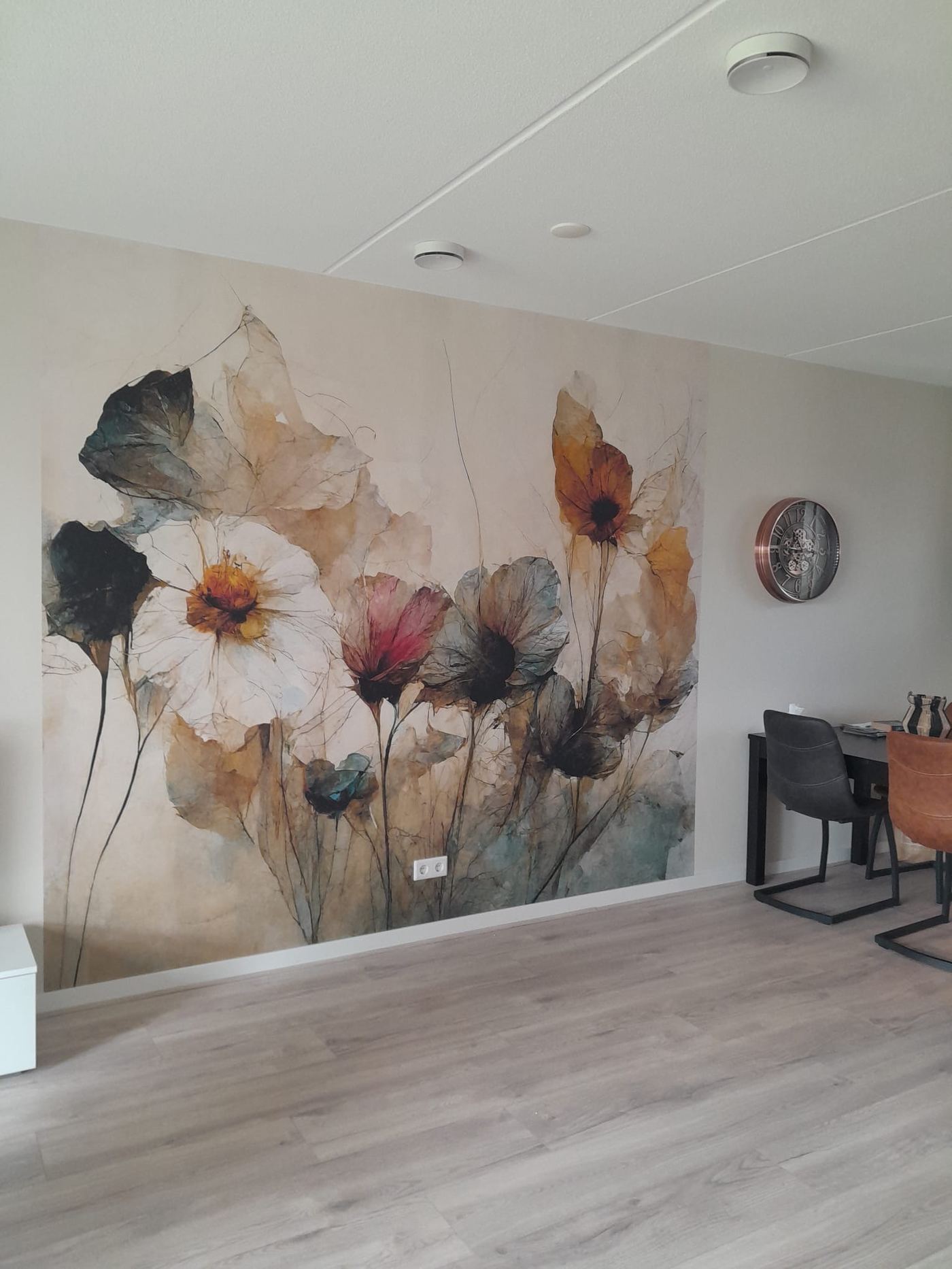 Fotobehang met bloemenprint naadloos aangebracht op woonkamerwand in Almere door Bouwer Schilderwerken