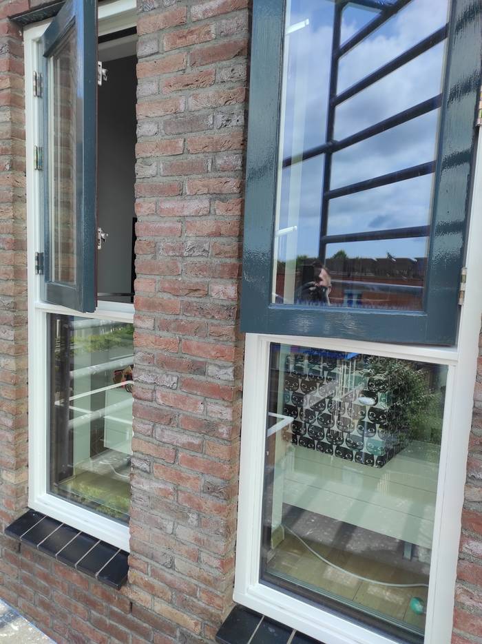 Kozijnen strak in hoogglans lak na buitenschilderwerk in Almere