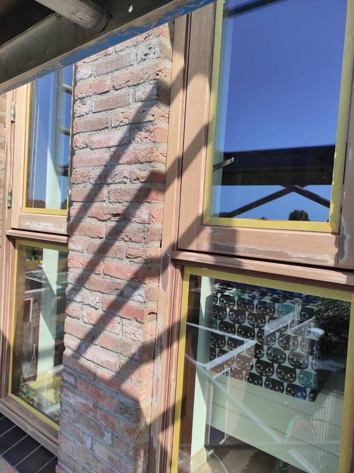 Geschuurde houten kozijnen voor het buitenschilderwerk