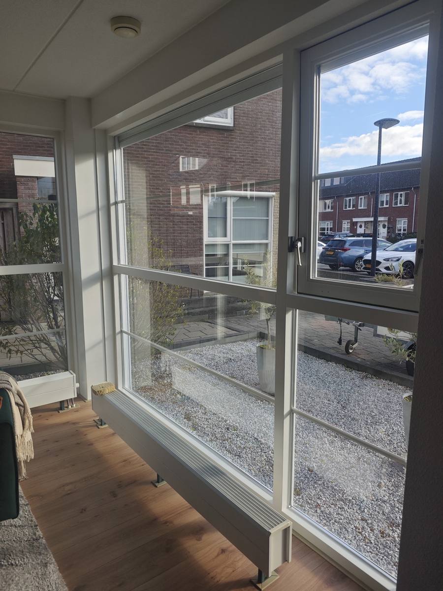 Hoogglans lakwerk op houten kozijn, strak geschilderd