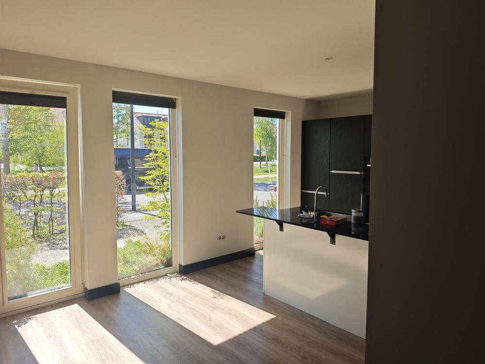 Licht en strak afgewerkt interieur van nieuwbouwwoning in Almere na schilderwerk