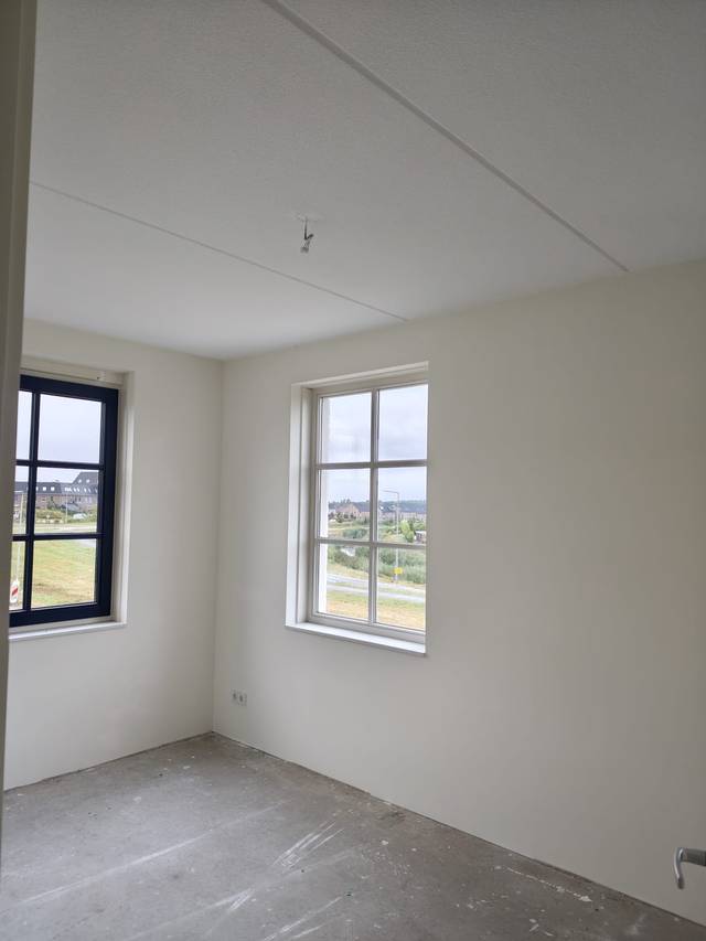 Slaapkamer met renovliesbehang, strak gesausd in nieuwbouwwoning