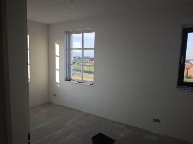 Kale wand in nieuwbouwwoning voor het aanbrengen van renovliesbehang