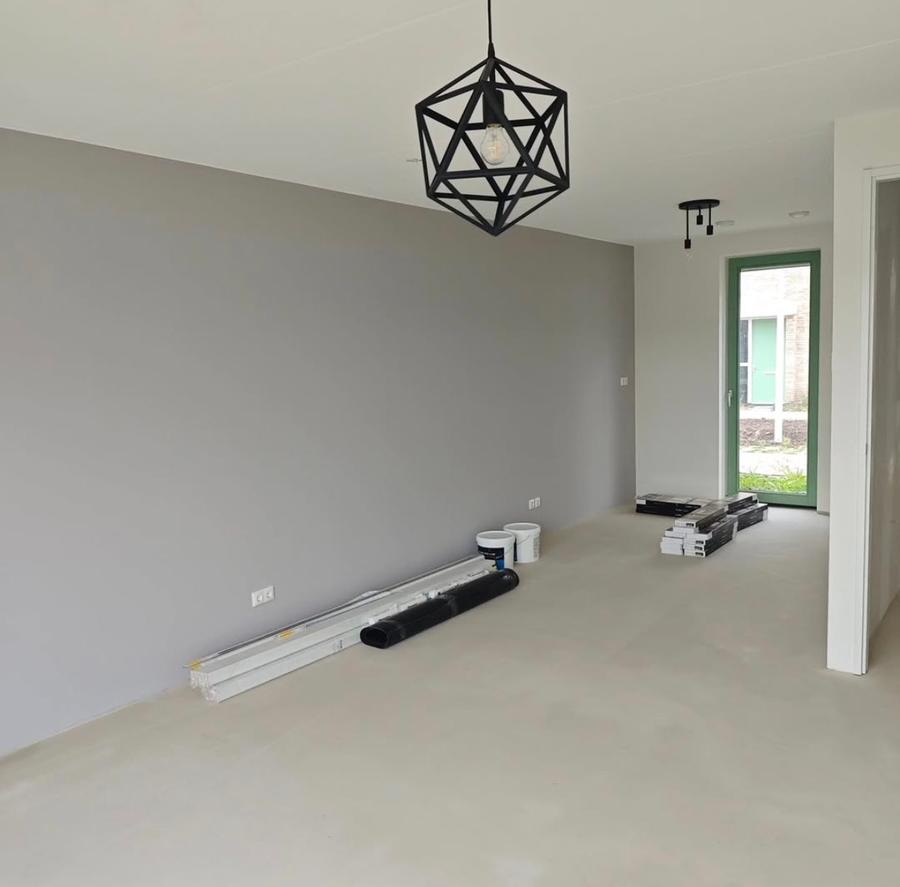 Strak gesausde wand na renovlies in nieuwbouwwoning Almere