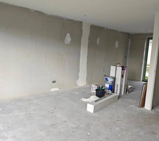 Kale nieuwbouwwand voor het aanbrengen van renovliesbehang in Almere