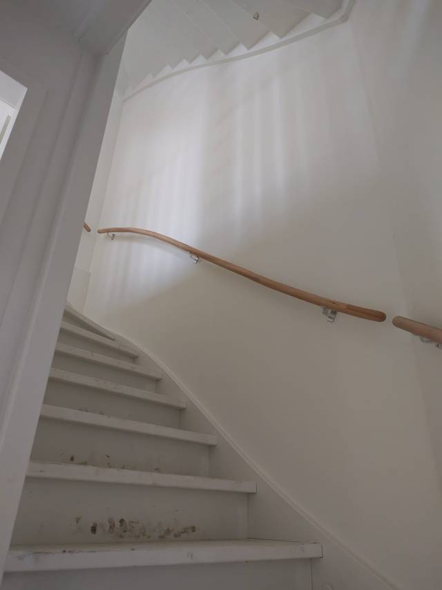 Trapgat met renovliesbehang, naadloos afgewerkt
