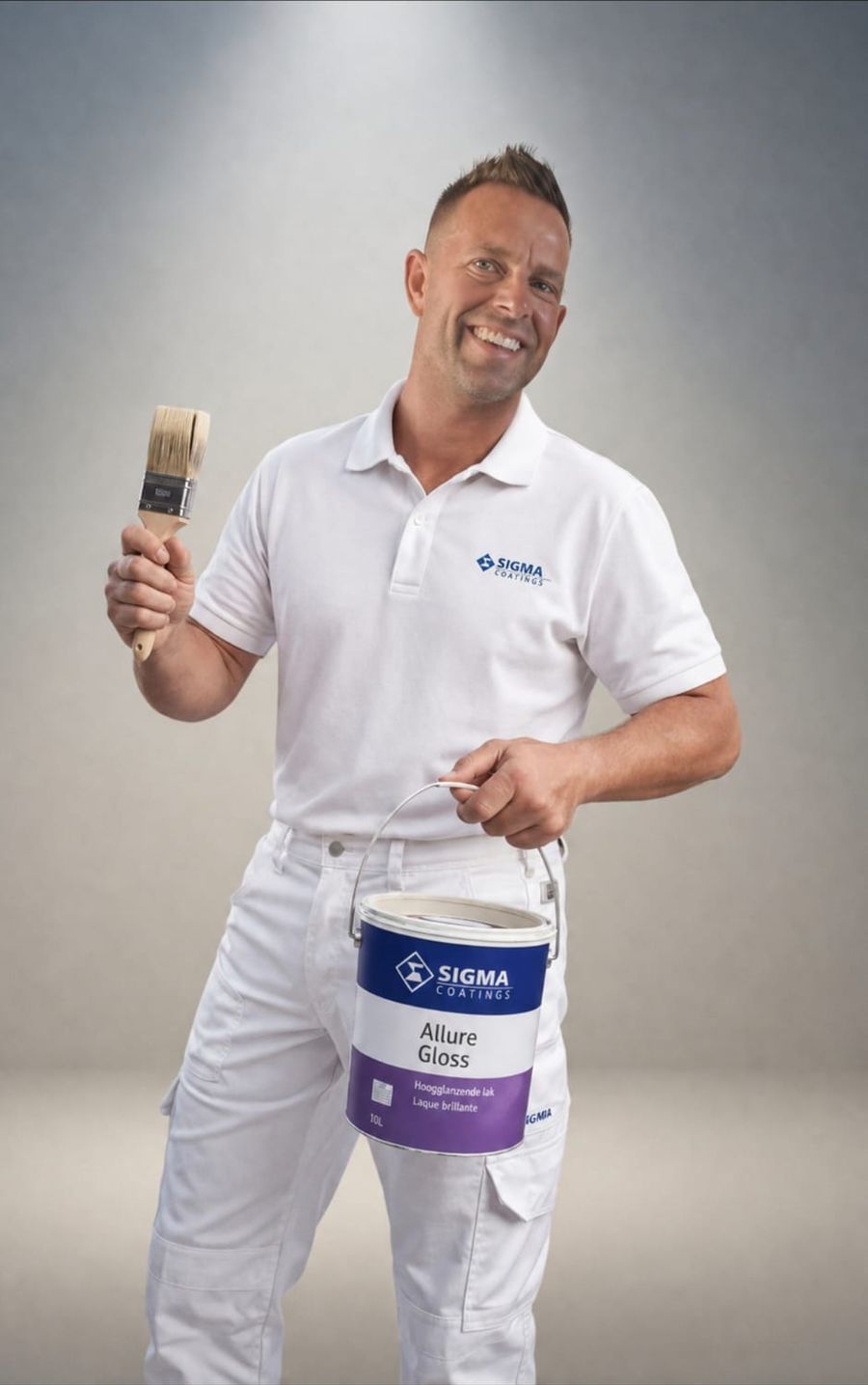 Stefan Bouwer, schilder in Almere, met kwast en verfblik